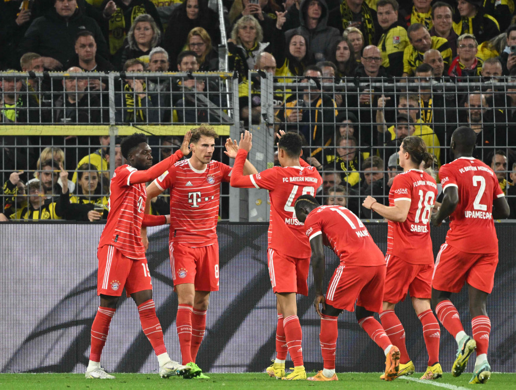 Leon Goretzka dan tim melakukan selebrasi usai mencetak gol ke gawang Borussia Dortmund.