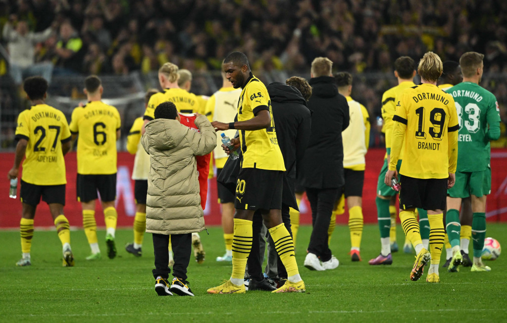 Tambahan satu poin membuat Bayern tertahan di posisi ketiga klasemen dengan 16 poin, selisih satu angka dari Union Berlin di puncak. Dortmund menguntit di posisi keempat dengan poin sama tapi kalah selisih gol.