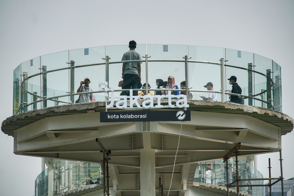 Tak sedikit masyarakat yang naik untuk berfoto di area anjungan. 