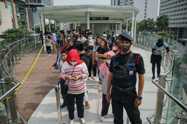 Warga antre untuk berfoto di anjungan Halte Transjakarta Bundaran HI saat uji coba di kawasan Bundaran Hotel Indonesia, Jakarta, Minggu, 9 Oktober 2022.