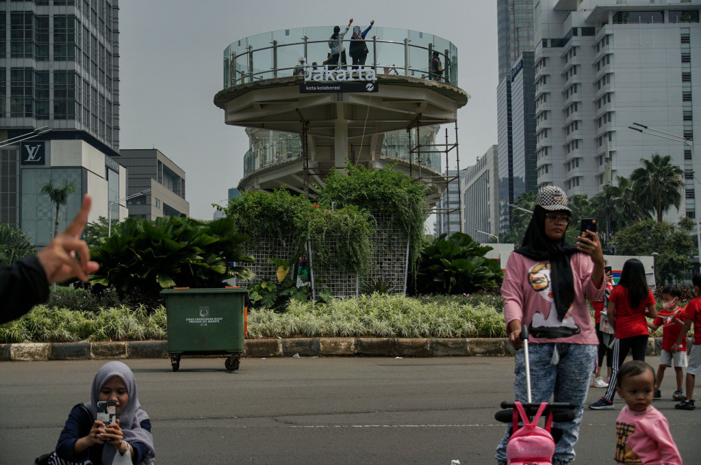 Revitalisasi Halte Bundaran HI sempat dikritik sejarawan JJ Rizal karena halte tersebut bakal menutupi pemandangan Patung Selamat Datang dari arah Jalan MH Thamrin. JJ Rizal tetap meminta proyek itu disetop meski Anies menyatakan pembangunan tetap dilanjutkan.