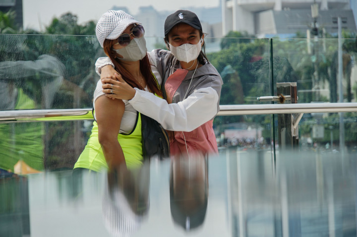 Latar belakang foto tentu saja Patung Selamat Datang dan air mancur Bundaran HI.