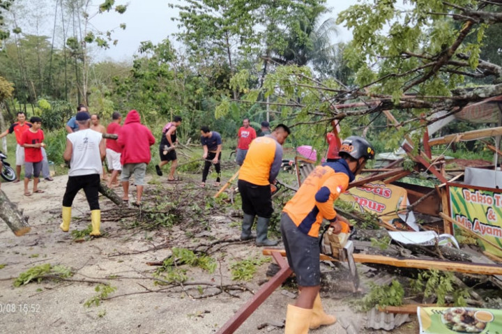 Relawan BPBD Wonogiri bersama sama warga dan relawan desa bergotong royong membersih sejumlah pohon tumbang yang menimpa rumah warga dan menghalangi akses umum.