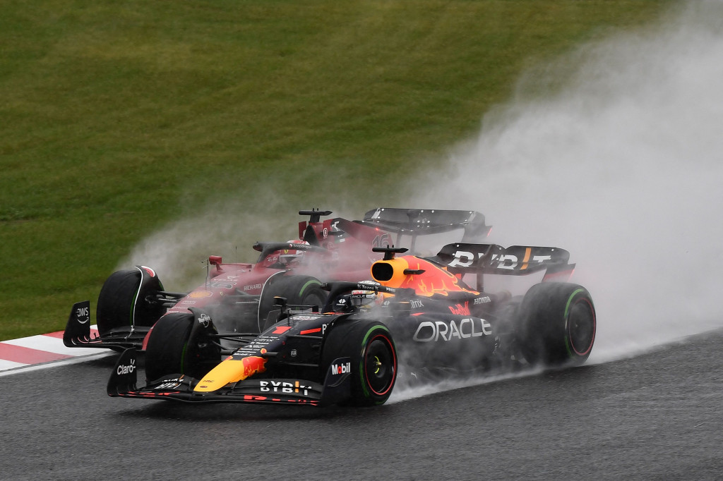 Balapan Formula 1 GP Jepang di Sirkuit Suzuka, 9 Oktober 2022, siang WIB, berlangsung di atas lintasan basah. Hujan deras yang mengguyur lintasan kemudian membuat red flag dikibarkan dan balapan dihentikan sementara setelah tiga lap.