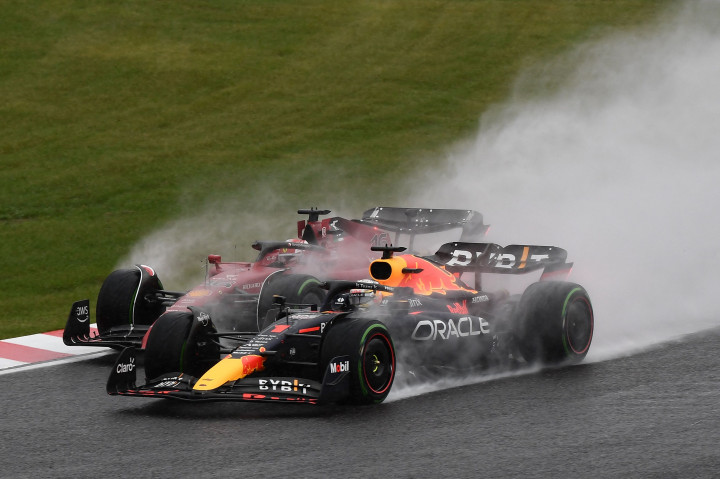 Balapan Formula 1 GP Jepang di Sirkuit Suzuka, 9 Oktober 2022, siang WIB, berlangsung di atas lintasan basah. Hujan deras yang mengguyur lintasan kemudian membuat red flag dikibarkan dan balapan dihentikan sementara setelah tiga lap.