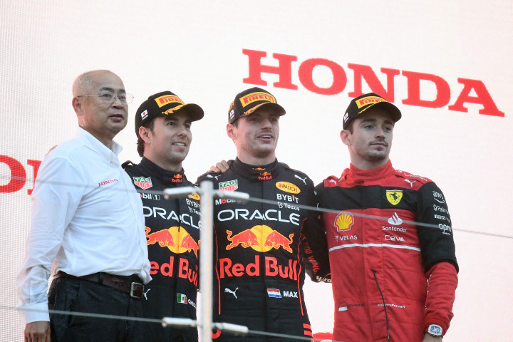 Pembalap asal Belanda yang juga juara dunia bertahan ini diikuti sang tandem, Sergio Perez, di posisi kedua, dan pembalap pembalap Scuderia Ferrari, Charles Leclerc, di posisi ketiga.