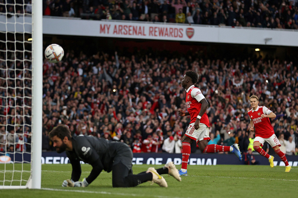 Namun Arsenal menutup babak pertama unggul 2-1 berkat Bukayo Saka.
