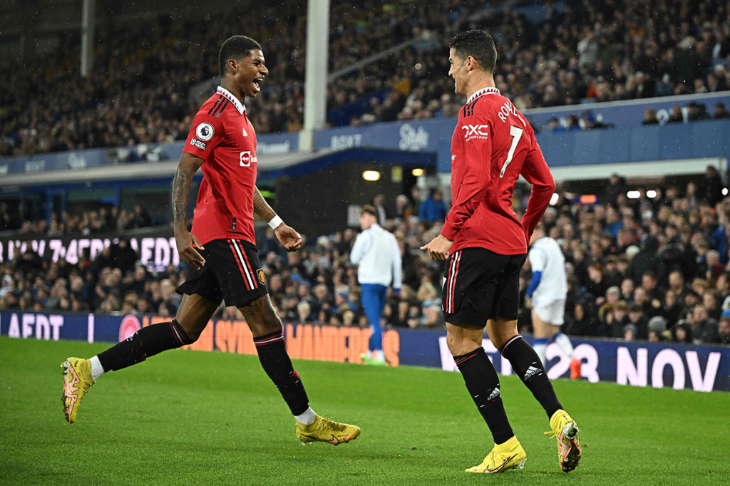 Ronaldo memberi dampak di lapangan 14 menit berselang. Bintang 37 tahun itu sukses menaklukkan Jordan Pickford dan membawa Man United unggul 2-1 hingga turun minum.