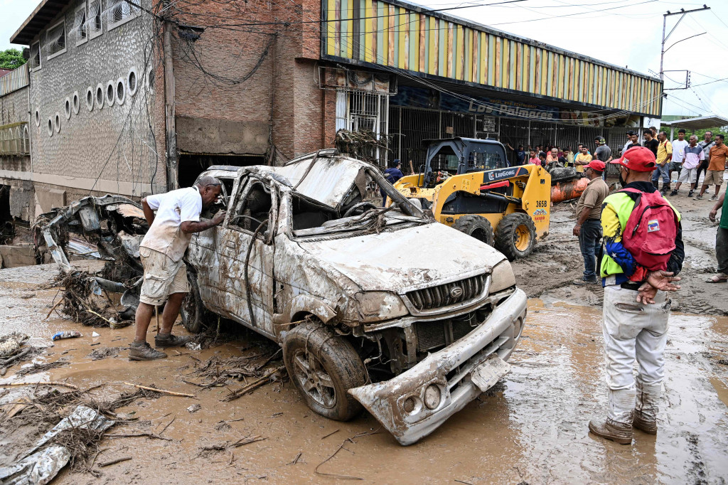 Tanah longsor yang disebabkan oleh banjir sungai terbesar di daerah itu dalam 30 tahun, adalah yang terburuk sepanjang tahun ini di Venezuela, yang telah mengalami tingkat hujan bersejarah dalam beberapa bulan terakhir.