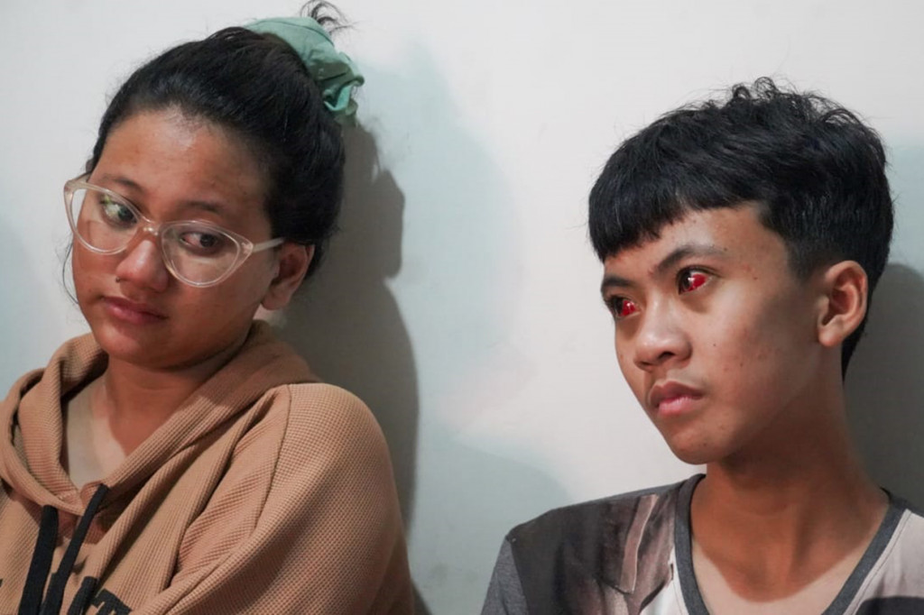 Selanjutnya, dua bersaudara, Rafi Atta Dzia'ul Hamdi, 14, dan kakaknya, Yuspita Nuraini, 25.