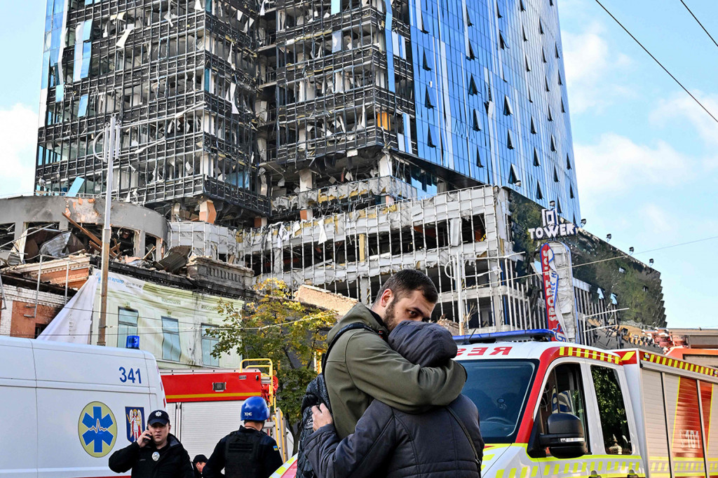 Presiden Ukraina Volodymyr Zelensky berkata, serangan rudal di banyak kota termasuk Kyiv menyebabkan beberapa orang tewas dan terluka. 