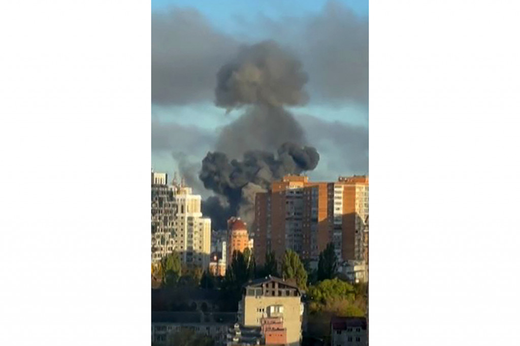 Kepala militer Ukraina Jenderal Valeriy Zaluzhny pada Senin, 10 Oktober 2022, mengatakan, pasukan Rusia meluncurkan sedikitnya 75 rudal ke Ukraina saat pagi hari.