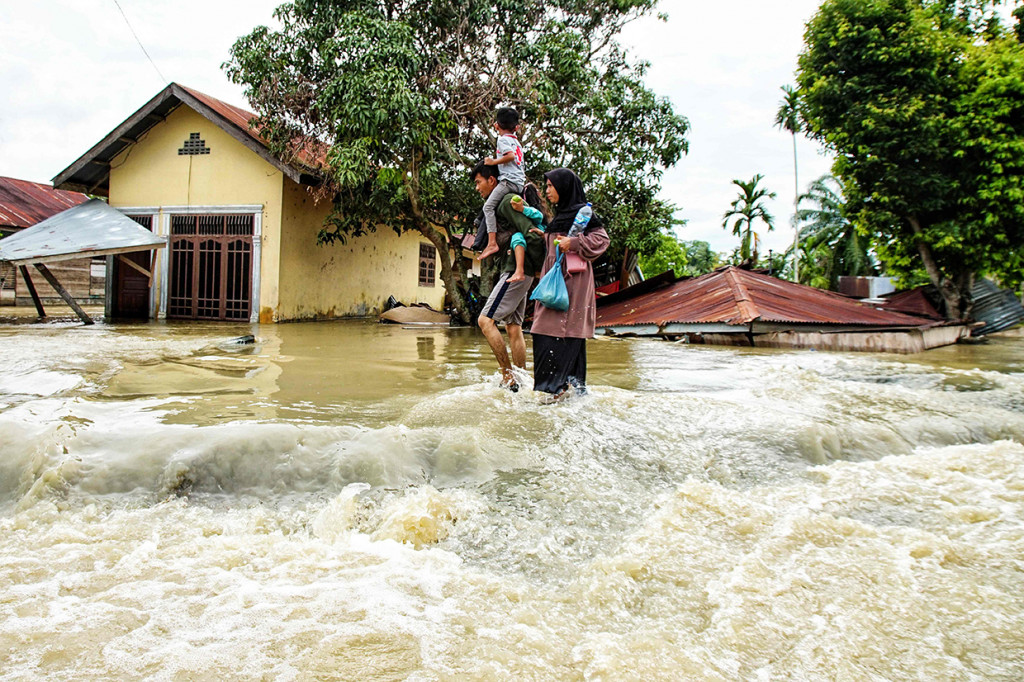 Badan Penanggulangan Bencana Daerah (BPBD) Kabupaten Aceh Timur menyatakan sebanyak 1.022 rumah yang dihuni 3.651 keluarga masih terendam banjir di daerah itu.