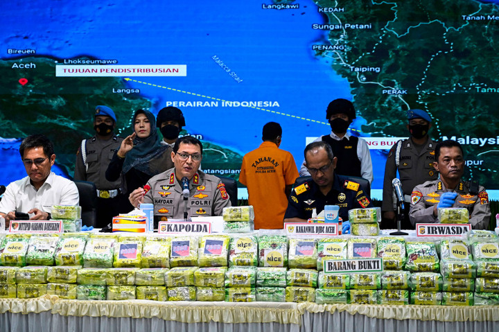 Kapolda Aceh Irjen Ahmad Haydar (kedua kkiri) bersama Kepala Kantor Wilayah Direktorat Jenderal Bea dan Cukai Aceh Safuadi (kedua kanan) menggelar konferensi pers saat rilis kasus pengungkapan tindak kejahatan peredaran narkoba jenis sabu, di Mapolda Aceh, Banda Aceh, Senin, 10 Oktober 2022.