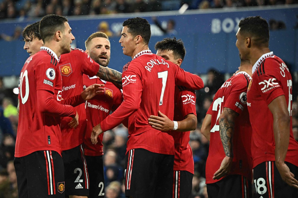 Gol Cristiano Ronaldo membawa Manchester United menang 2-1 saat bertandang ke kandang Everton pada lanjutan Liga Inggris di Goodison Park, Senin, 10 Oktober 2022, dini hari WIB. Gol tersebut terasa spesial bagi sang pemain. Itu adalah gol ke-700 peraih lima Ballon d'Or tersebut di level klub sepanjang kariernya.