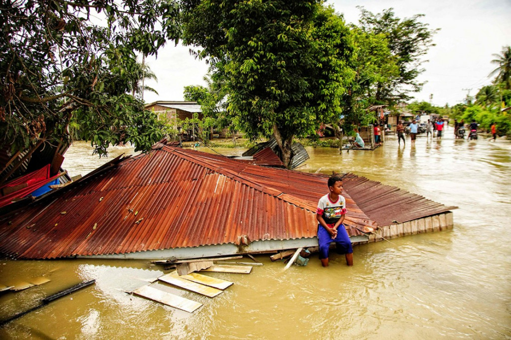 Badan Penanggulangan Bencana Daerah (BPBD) Kabupaten Aceh Timur menyatakan sebanyak 1.022 rumah yang dihuni 3.651 keluarga masih terendam banjir di daerah itu.
