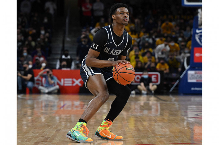 Bronny James, putra sulung superstar NBA LeBron James, termasuk di antara lima pebasket amatir yang menandatangani kontrak endorsement dengan Nike. Hal itu diungkapkan perusahaan peralatan olahraga itu, Senin, 10 Oktober 2022.