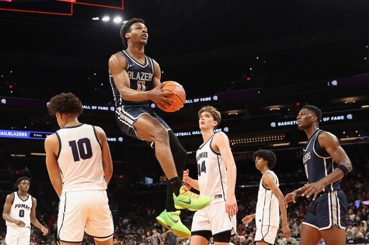 Bronny James sudah menjadi bagian dari pemasaran Nike untuk sneaker terbarunya, Nike LeBron 20. Tidak ada persyaratan keuangan untuk kesepakatan yang terungkap.