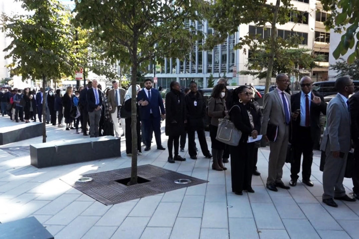 Para peserta menyerahkan beberapa peryaratan yang harus dipenuhi pada registrasi online sebelumnya, termasuk menyerahkan bukti telah menerima dengan lengkap tahapan vaksinasi covid-19