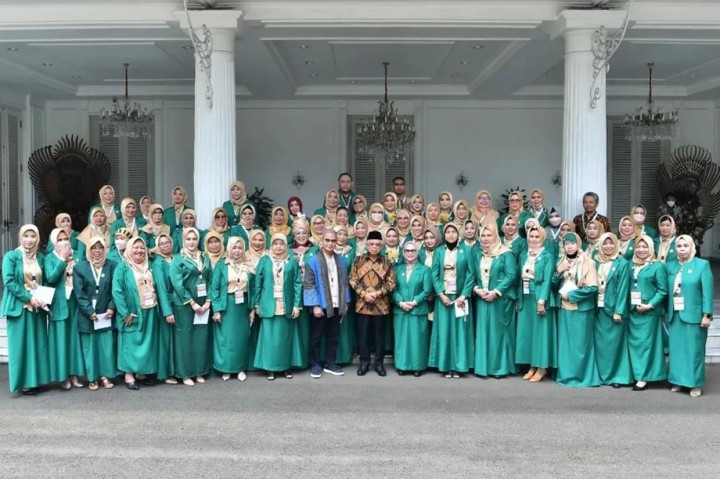 Wapres berfoto bersama para pengurus Perhimpunan Saudagar Muslimah Indonesia.
