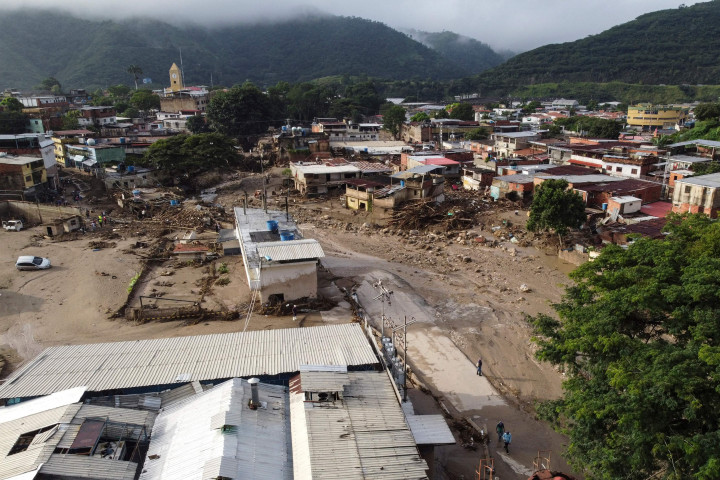 Longsor itu dipicu hujan deras yang membuat sungai El Pato meluap. Akibatnya, air banjir menggerus rumah, kendaraan, hingga pepohonan di kota Las Tejerias. 