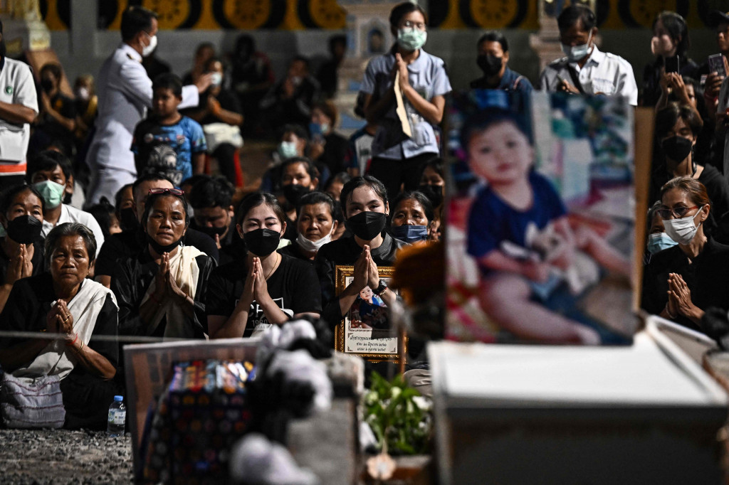 Pemakaman untuk para korban mulai digelar pada Selasa, 11 Oktober 2022, waktu setempat, dengan sekitar 19 korban di antaranya dikremasi secara massal di kuil Wat Rat Samakee yang ada di Na Klang.