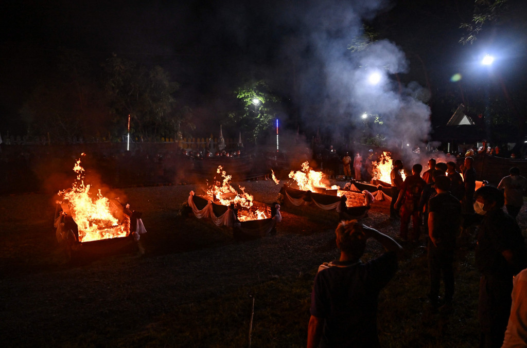 Di Wat Rat Samake, bau dupa dan ratusan karangan bunga semerbak saat para relawan mempersiapkan kuil itu untuk prosesi kremasi. Pemakaman yang disponsori oleh Kerajaan Thailand itu akan mengakhiri ritual yang berlangsung selama tiga hari sejak Sabtu, 8 Oktober 2022, waktu setempat.
