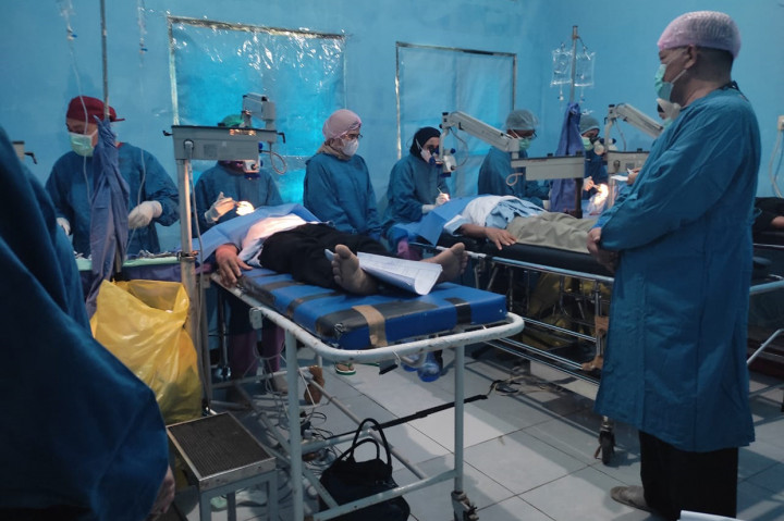 Dalam rangkaian hari ulang tahun (HUT) ke 22, Metro TV menggelar kegiatan sosial operasi katarak gratis di Puskesmas Sukra, Indramayu.