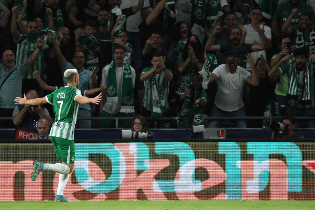 Maccabi menggandakan keunggulan menjadi 2-0 pada menit ke-42. Atzili kembali mencatatkan namanya di papan skor lewat tembakan terukur yang bersarang di pojok atas gawang lawan. Skor 2-0 bertahan untuk Maccabi sampai turun minum.