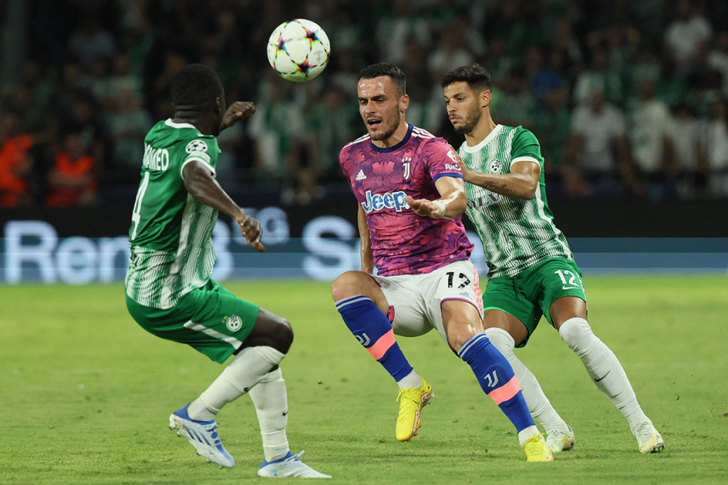 Juventus membuat dua pergantian di awal babak kedua untuk mengejar ketertinggalan. Filip Kostic dimasukkan dengan menarik Weston McKennie dan Manuel Locatelli dimainkan dengan mengganti Leandro Paredes.