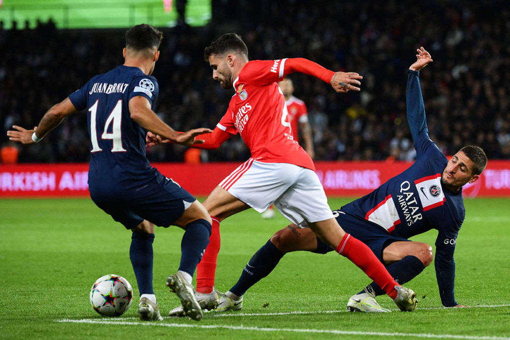 Meski bermain di kandang lawan, Benfica tidak gentar dan bermain menyerang. Namun, klub asal Portugal itu sulit membongkar pertahanan rapat PSG.