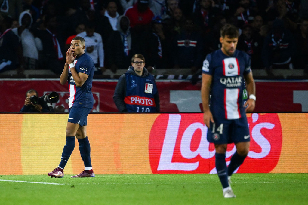 Mbappe sempat memperoleh peluang untuk menggandakan keunggulan timnya, tetapi kali ini tembakannya bisa diamankan kiper Vlachodimos. Skor 1-0 bertahan hingga turun minum.
