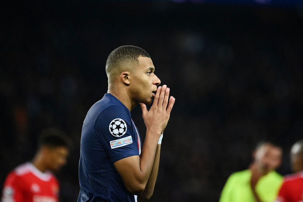 Selepas jeda istirahat, PSG mengambil inisiatif permainan dan sempat menciptakan peluang emas lewat Mbappe. Sayang, tembakan pemain Prancis itu hanya melebar dari sasaran.