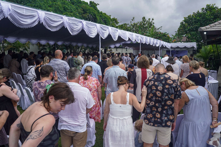 Ratusan kerabat dan penyintas memperingati 20 tahun pemboman yang menewaskan lebih dari 200 orang di pulau Bali, Rabu, 12 Oktober 2022.