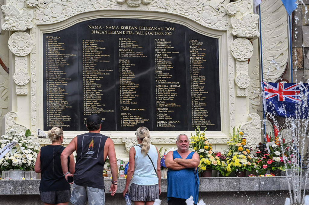 Sebagian besar adalah wisatawan asing dari lebih dari 20 negara tetapi Australia merupakan korban terbanyak dengan 88 orang tewas. 