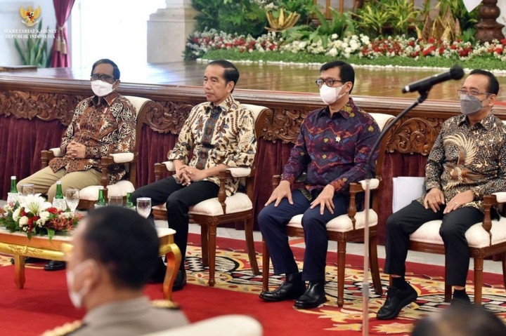 Presiden Joko Widodo memberikan pengarahan kepada peserta Program Pendidikan Reguler Angkatan (PPRA) LXIII dan PPRA LXIV Tahun 2022 Lembaga Ketahanan Nasional Republik Indonesia (Lemhannas RI), di Istana Negara, Jakarta, Rabu, 12 Oktober 2022. 
