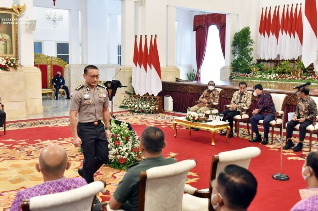 “Presiden memberikan jabaran bagaimana dunia ini sangat sulit, tahun depan mungkin jauh lebih sulit ya, dunia yang gelap, sehingga diharapkan PPRA LXIII-LXIV dalam penugasan-penugasan berikutnya itu betul-betul memperkuat karakter kepemimpinannya ke depan,” ujar Gubernur Lembaga Ketahanan Nasional (Lemhannas) Andi Widjajanto usai pertemuan.