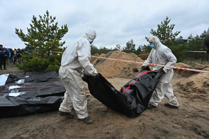 Disebutkan jaksa setempat bahwa sedikitnya 34 mayat telah digali dari kuburan massal di Sviatogirsk dan sedikitnya 44 mayat lainnya digali dari kuburan massal di Lyman. 