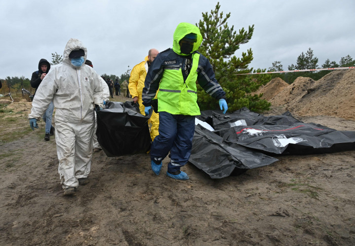 Ukraina melaporkan temuan puluhan mayat warga sipil di dua kota yang berhasil direbut kembali dari pasukan Rusia.
