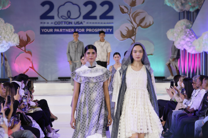 Peragaan busana dalam acara Cotton Day 2022 di Jakarta, Rabu, 12 Oktober 2022.