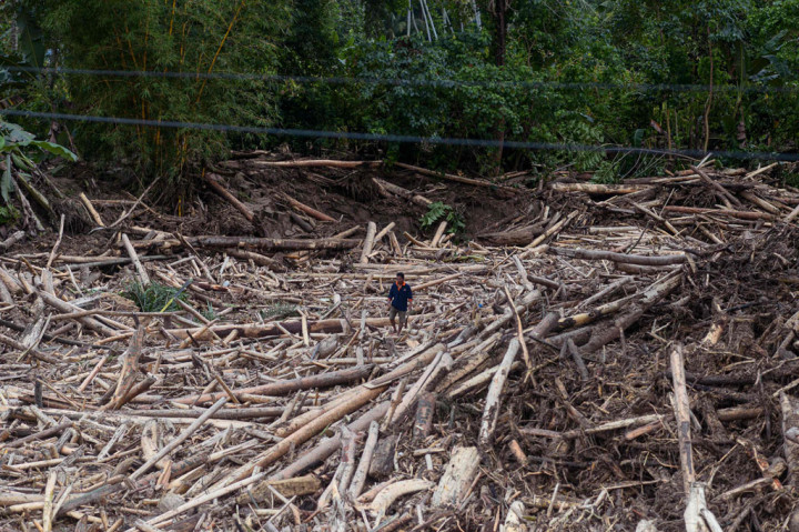 Berdasarkan data sementara, sedikitnya 1.625 unit rumah dilanda banjir dan mengalami kerusakan, sementara sekitar 5.271 jiwa dalam penanganan pemerintah Mamuju sebagai pengungsi. Delapan rumah di antaranya hanyut terbawa banjir.