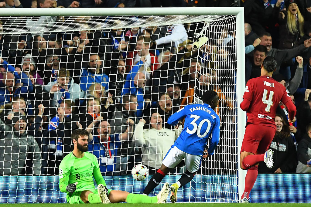 Rangers berani mengambil inisiatif serangan sejak menit awal dan mengejutkan Liverpool dengan memimpin lebih dahulu pada menit ke-17 lewat Scott Arfield. Skor 1-0 untuk tuan rumah.