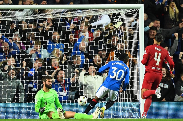 Rangers berani mengambil inisiatif serangan sejak menit awal dan mengejutkan Liverpool dengan memimpin lebih dahulu pada menit ke-17 lewat Scott Arfield. Skor 1-0 untuk tuan rumah.