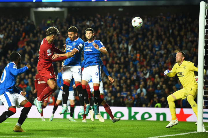 Liverpool menyamakan kedudukan pada menit ke-24 lewat tandukan Roberto Firmino menyambut sepak pojok Kostas Tsimikas. Bola meluncur mulus ke pojok gawang Allan McGregor. Skor 1-1 bertahan hingga jeda.