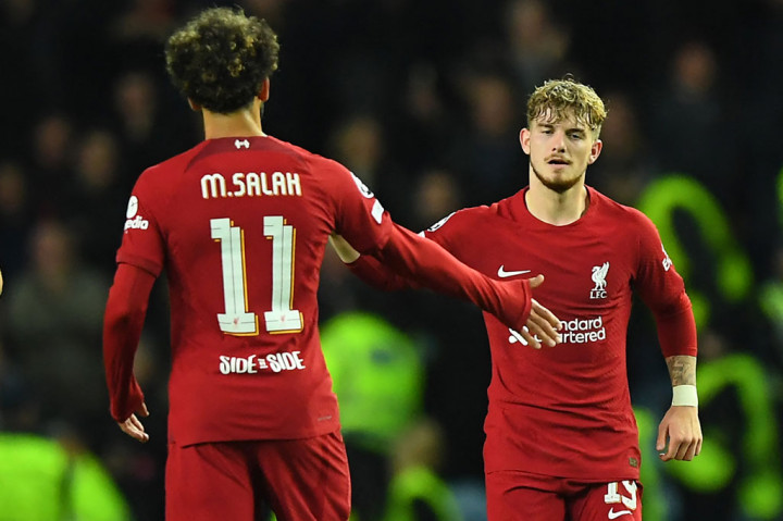 Pesta kemenangan Liverpool ditutup dengan gol Harvey Elliott pada menit ke-87 memanfaatkan bola liar hasil sepakan Jota yang ditepis McGregor.