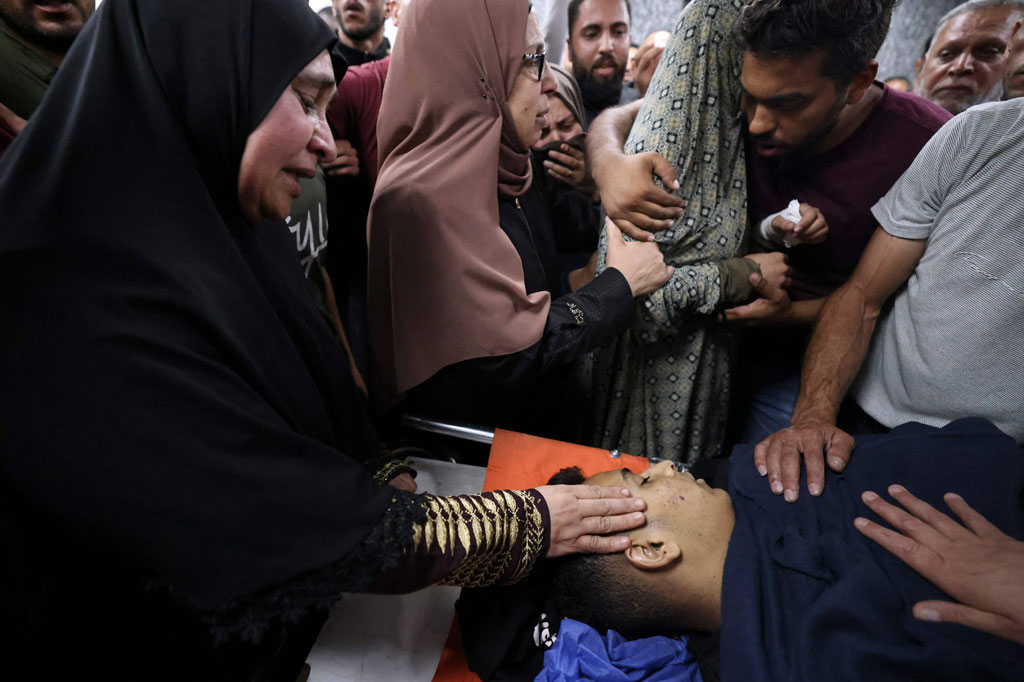 Seorang perempuan berduka atas kepergian putranya, Usama Adawi, 18, untuk selama-lamanya akibat ditembak tentara Israel dalam bentrokan antara Palestina dan pasukan keamanan Israel di kamp pengungsi Al-Aroub di Tepi Barat selatan pada Rabu, 12 Oktober 2022.