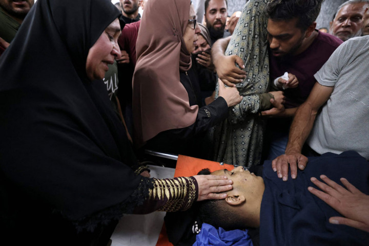 Seorang perempuan berduka atas kepergian putranya, Usama Adawi, 18, untuk selama-lamanya akibat ditembak tentara Israel dalam bentrokan antara Palestina dan pasukan keamanan Israel di kamp pengungsi Al-Aroub di Tepi Barat selatan pada Rabu, 12 Oktober 2022.