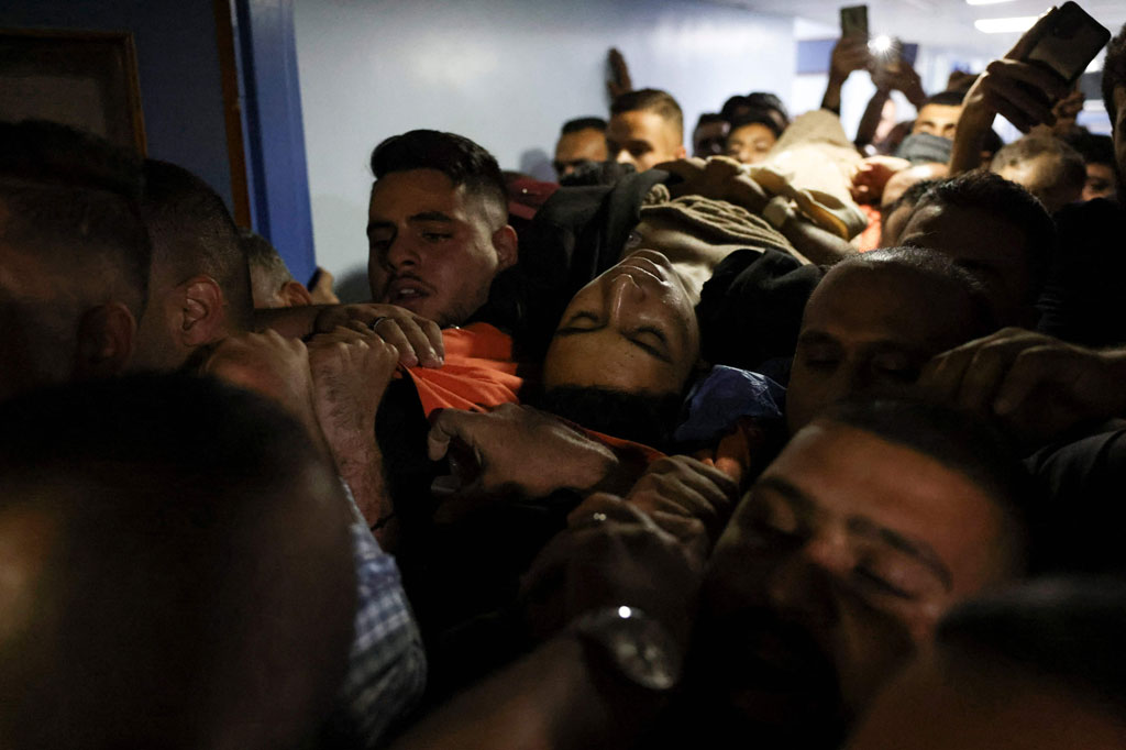 Kantor berita resmi Palestina Wafa mengatakan korban tewas dalam bentrokan di mana pasukan Israel menembaki warga Palestina dan menggunakan gas air mata.