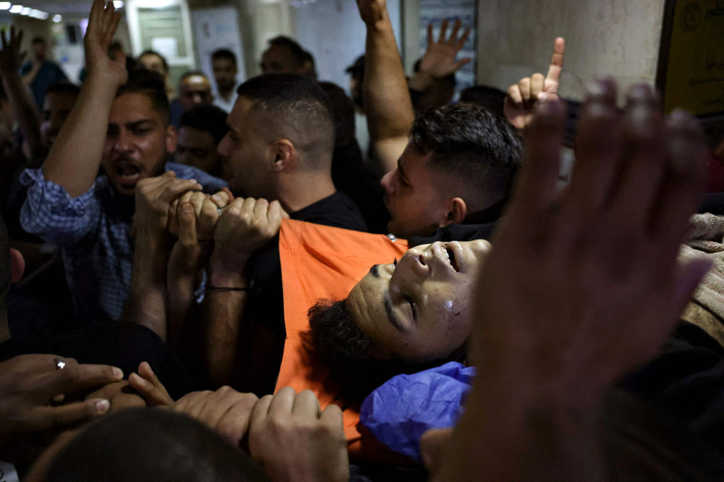 Militer Israel mengatakan tentara mereka mengejar orang-orang yang melemparkan batu ke arah kendaraan di jalan dekat kamp. 