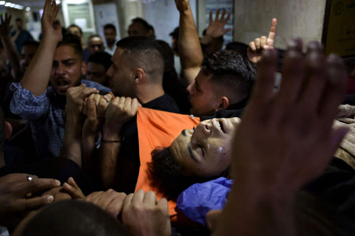 Militer Israel mengatakan tentara mereka mengejar orang-orang yang melemparkan batu ke arah kendaraan di jalan dekat kamp. 